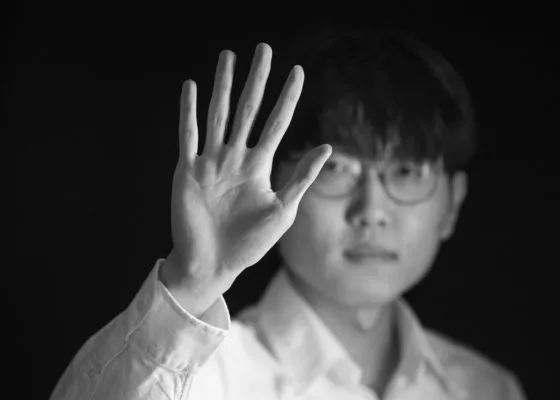 在长城之颠，去守卫他们还未曾踏足的广阔大地，去憧憬他们也许永远无法达到的梦想的彼岸。
